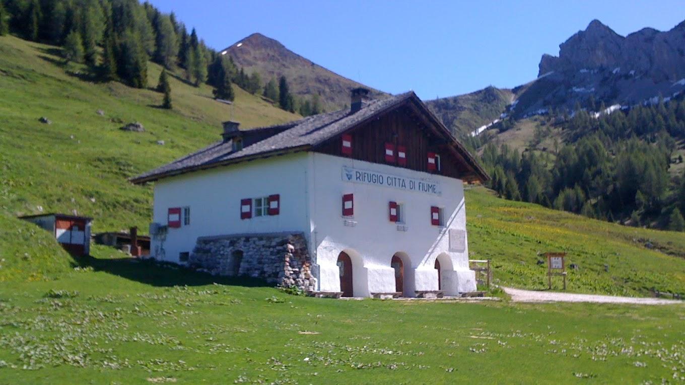 Rifugio Citta di Fiume translates to "Refuge City of Fiume" in French, which would be "Refuge Ville de Fiume." However, if you are referring to a specific name or title, it is often left untranslated. image 1