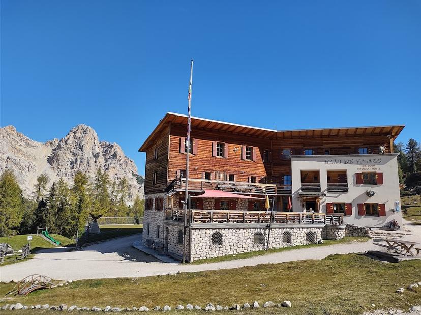 Rifugio Fanes se traduit en français par "Refuge Fanes". image 1