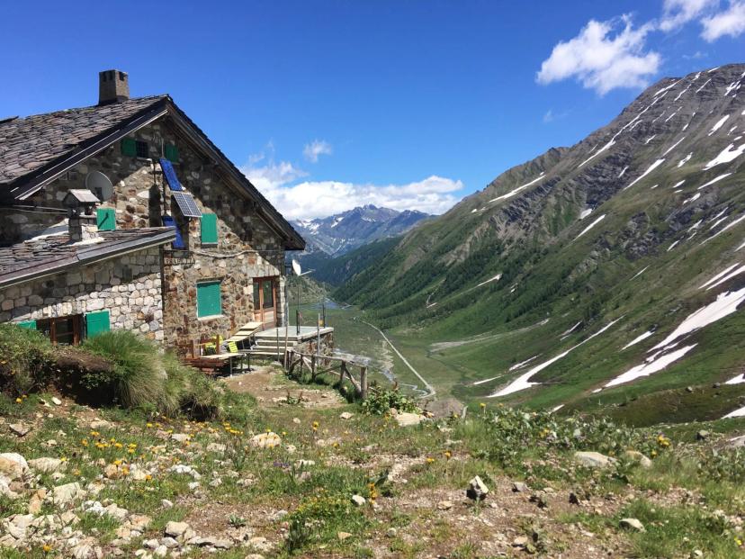 Rifugio Elisabetta in German is "Elisabetta-Hütte". image 1