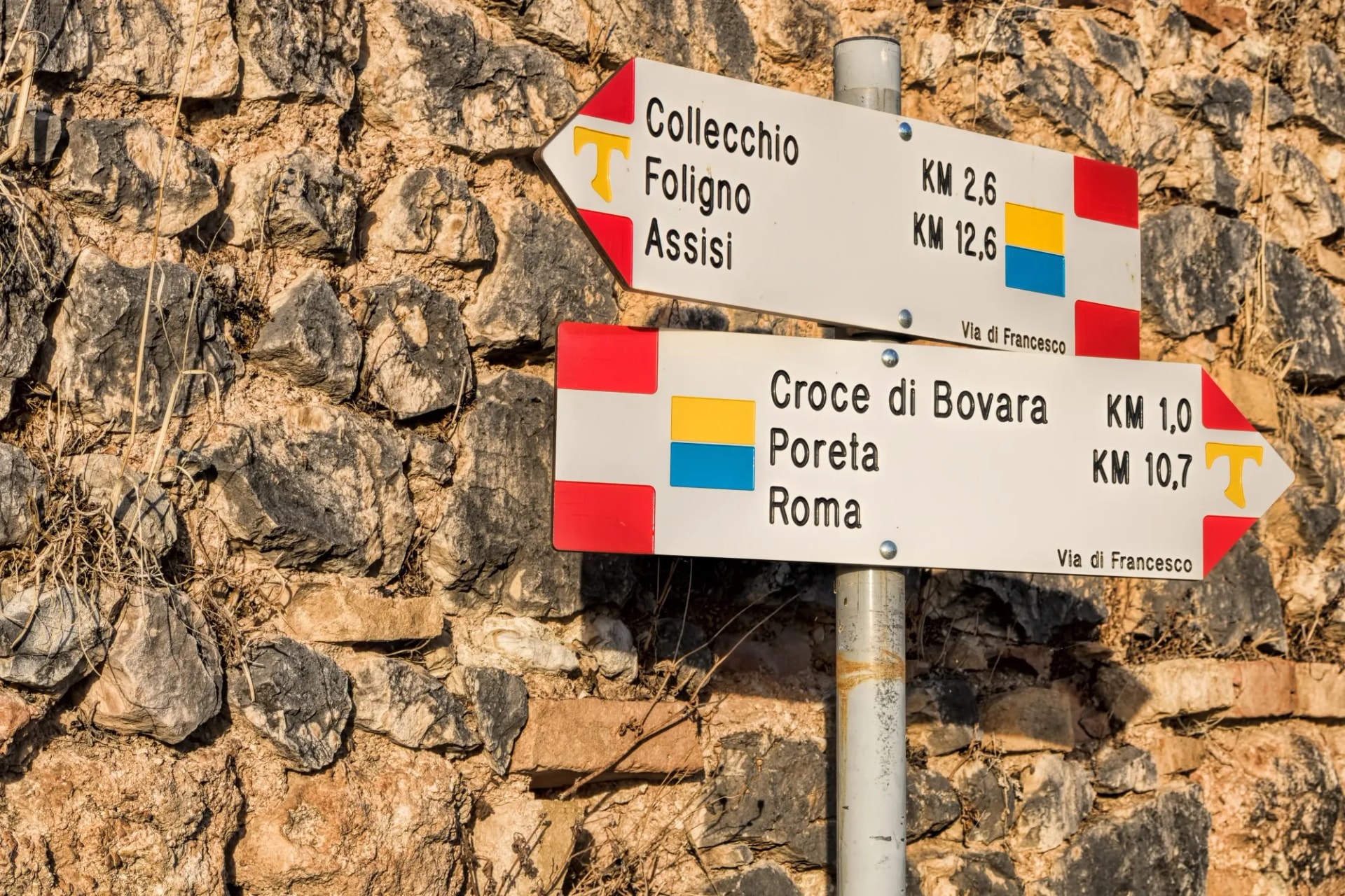 trevi, italien - wegweiser an der stadtmauer