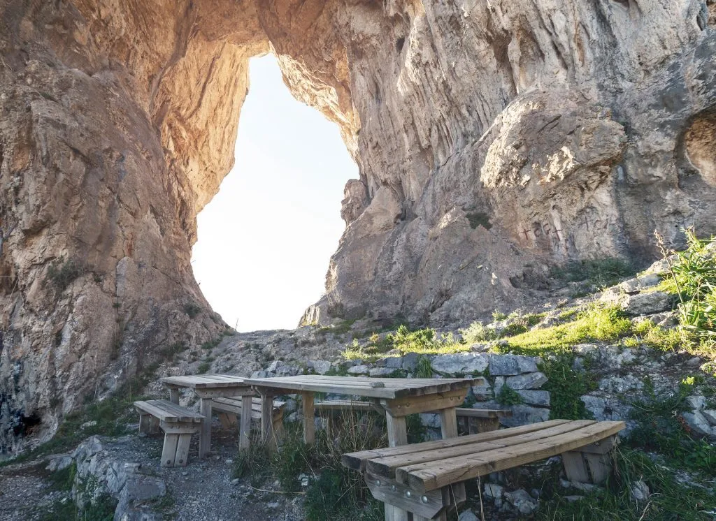 A break in the shade of impressive rock formations above the amalfi coast